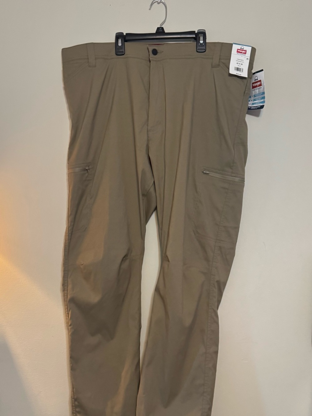 NWT Wrangler Men’s Khaki Cargo Pants with Zippered Pockets Sz 42 X 30
